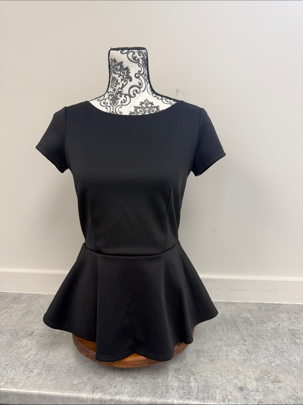 Bisou Bisou Black Short-Sleeve Peplum Top sz XS